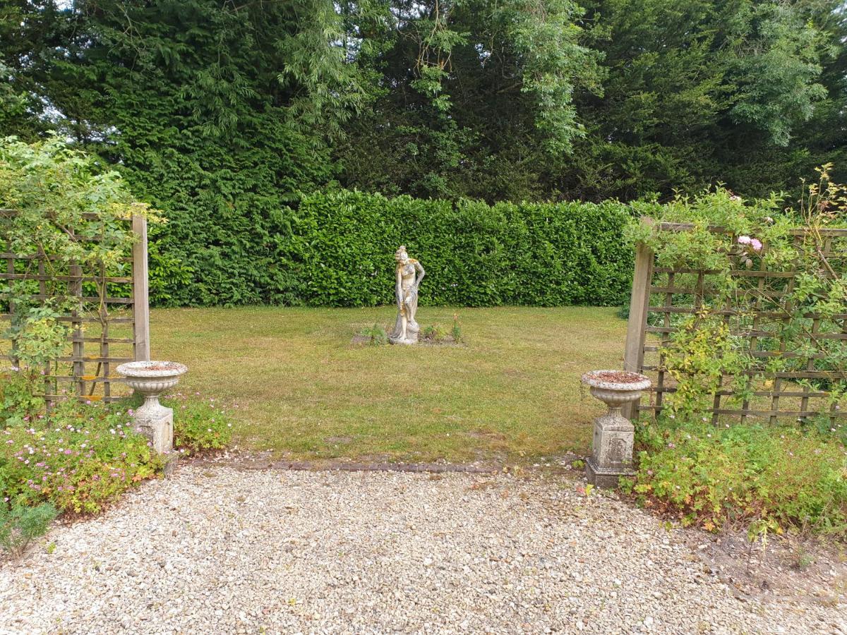 The Reading Whole Chalet With Lake And Two Acre Gardens Extérieur photo