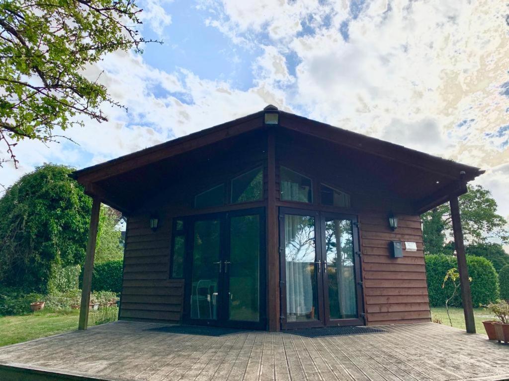 The Reading Whole Chalet With Lake And Two Acre Gardens Extérieur photo