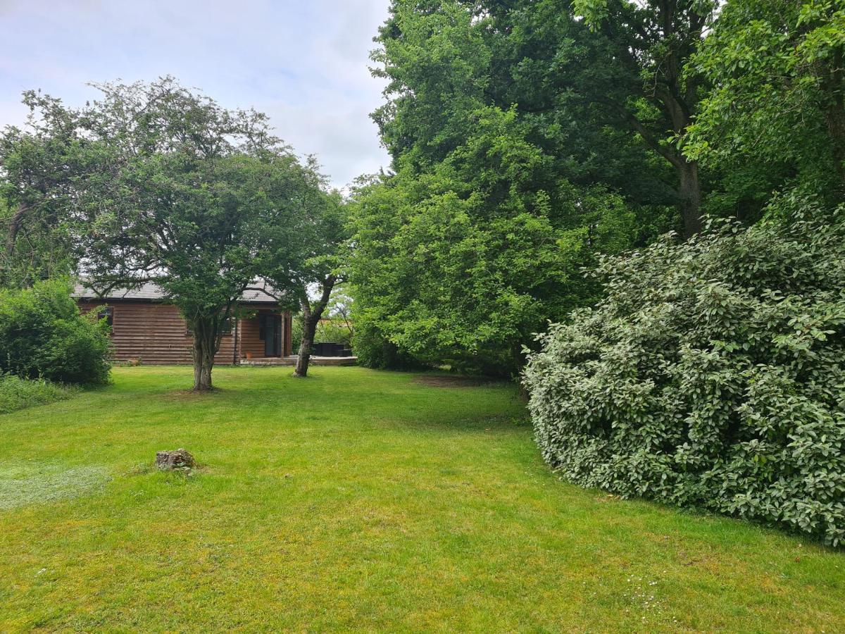 The Reading Whole Chalet With Lake And Two Acre Gardens Extérieur photo