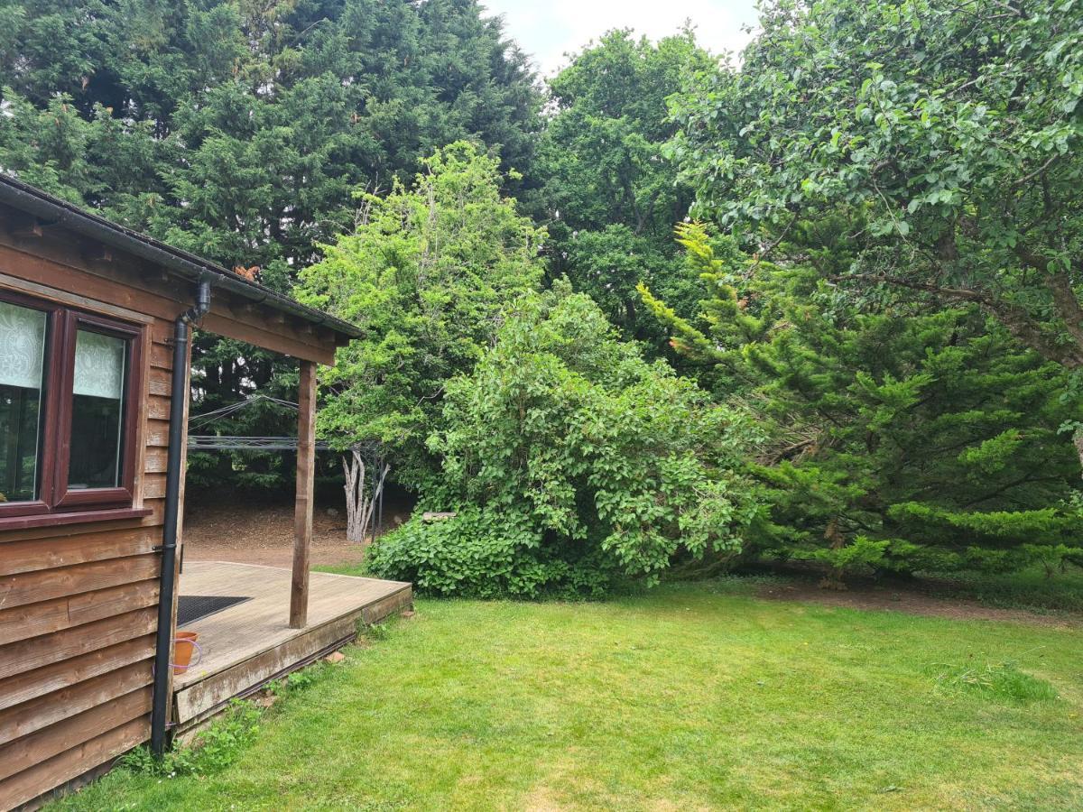 The Reading Whole Chalet With Lake And Two Acre Gardens Extérieur photo