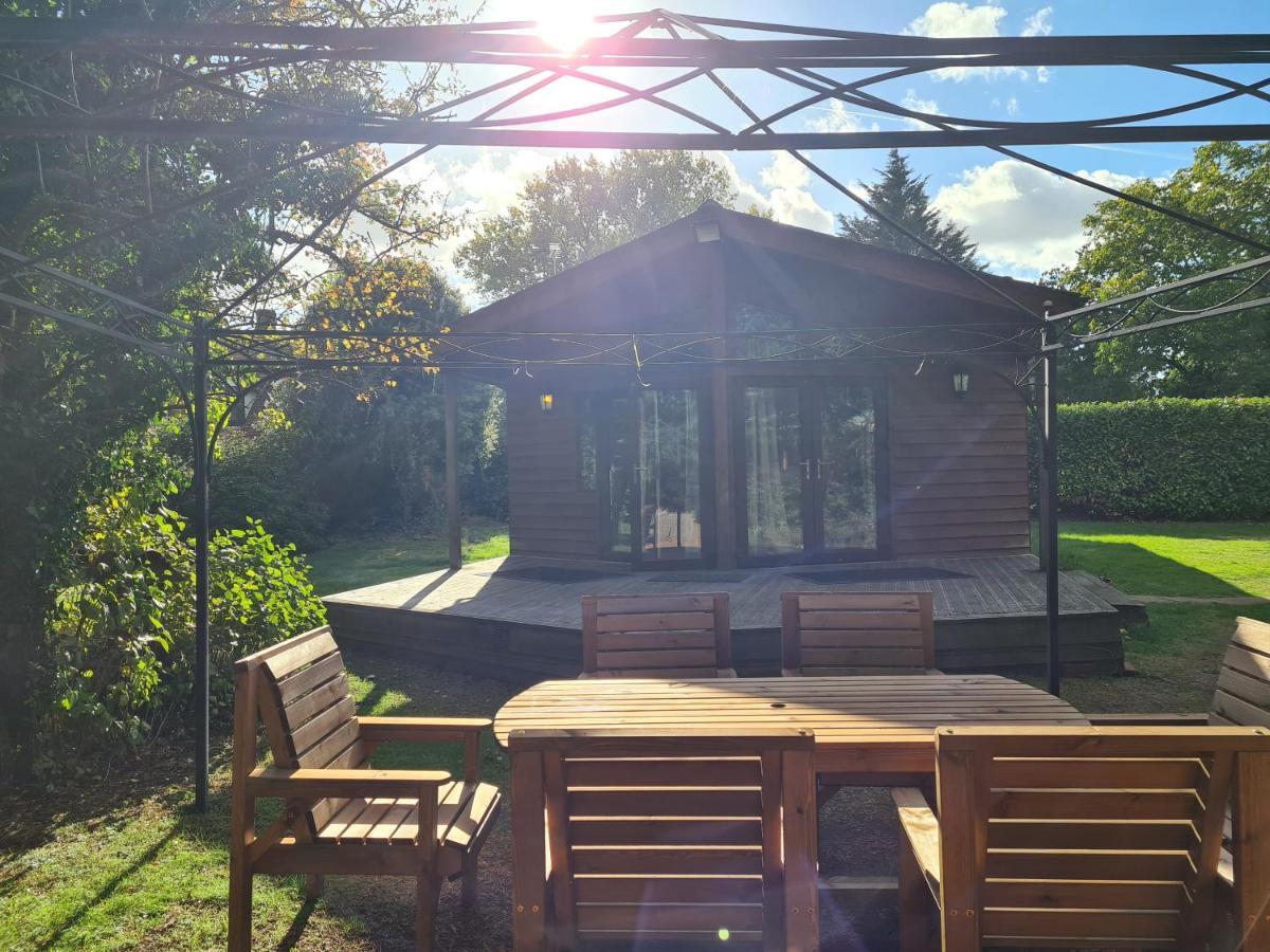 The Reading Whole Chalet With Lake And Two Acre Gardens Extérieur photo