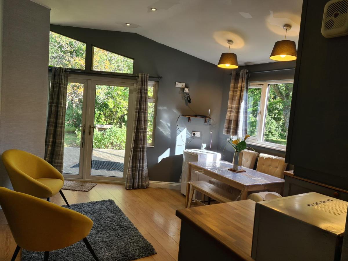 The Reading Whole Chalet With Lake And Two Acre Gardens Extérieur photo