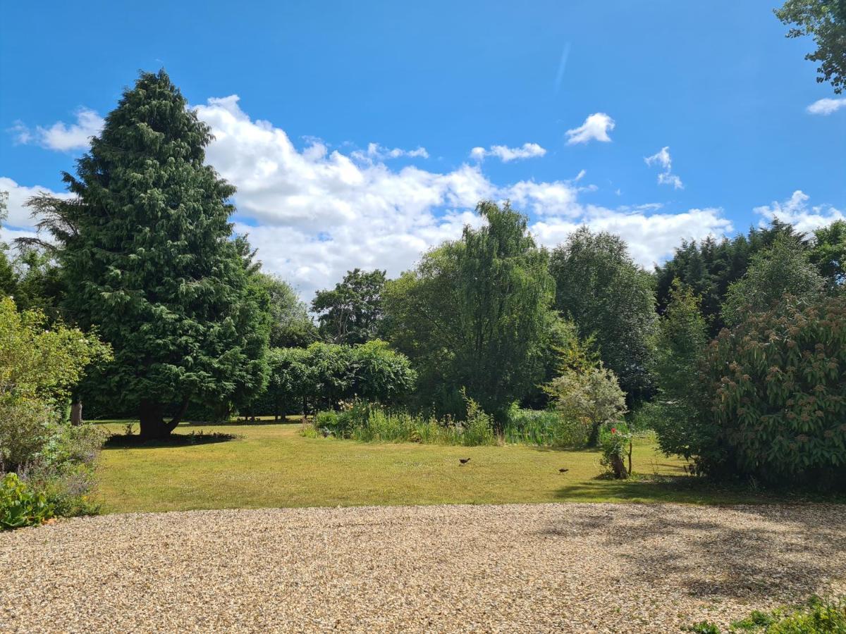 The Reading Whole Chalet With Lake And Two Acre Gardens Extérieur photo