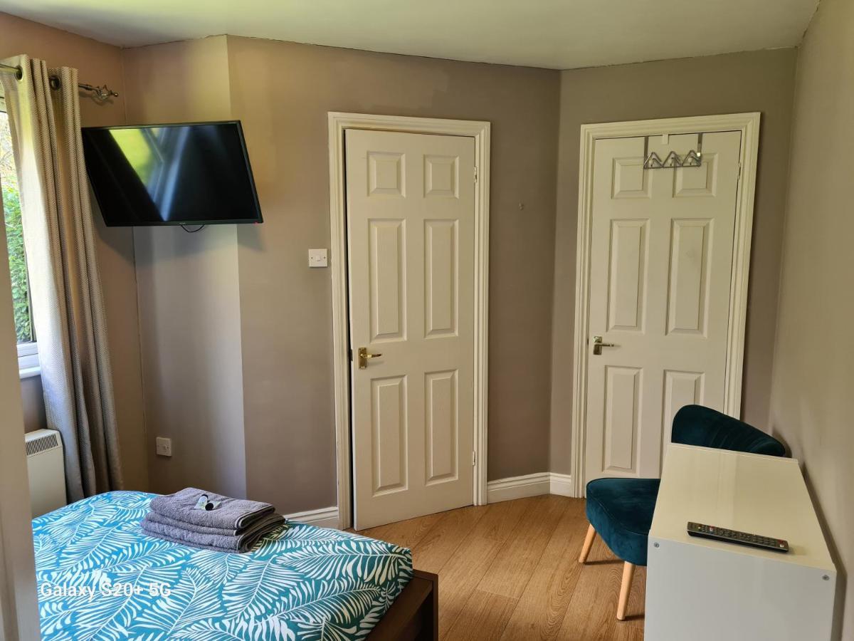 The Reading Whole Chalet With Lake And Two Acre Gardens Extérieur photo