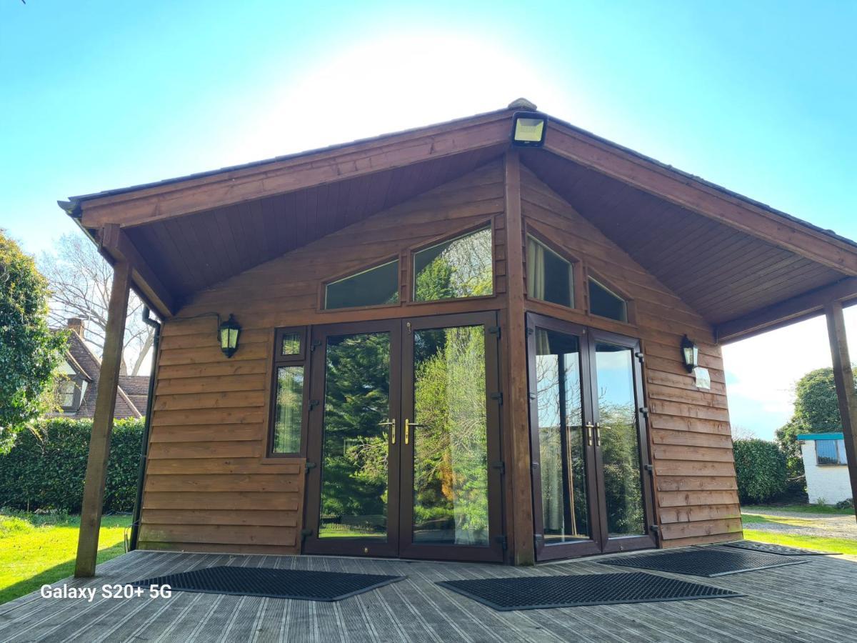 The Reading Whole Chalet With Lake And Two Acre Gardens Extérieur photo