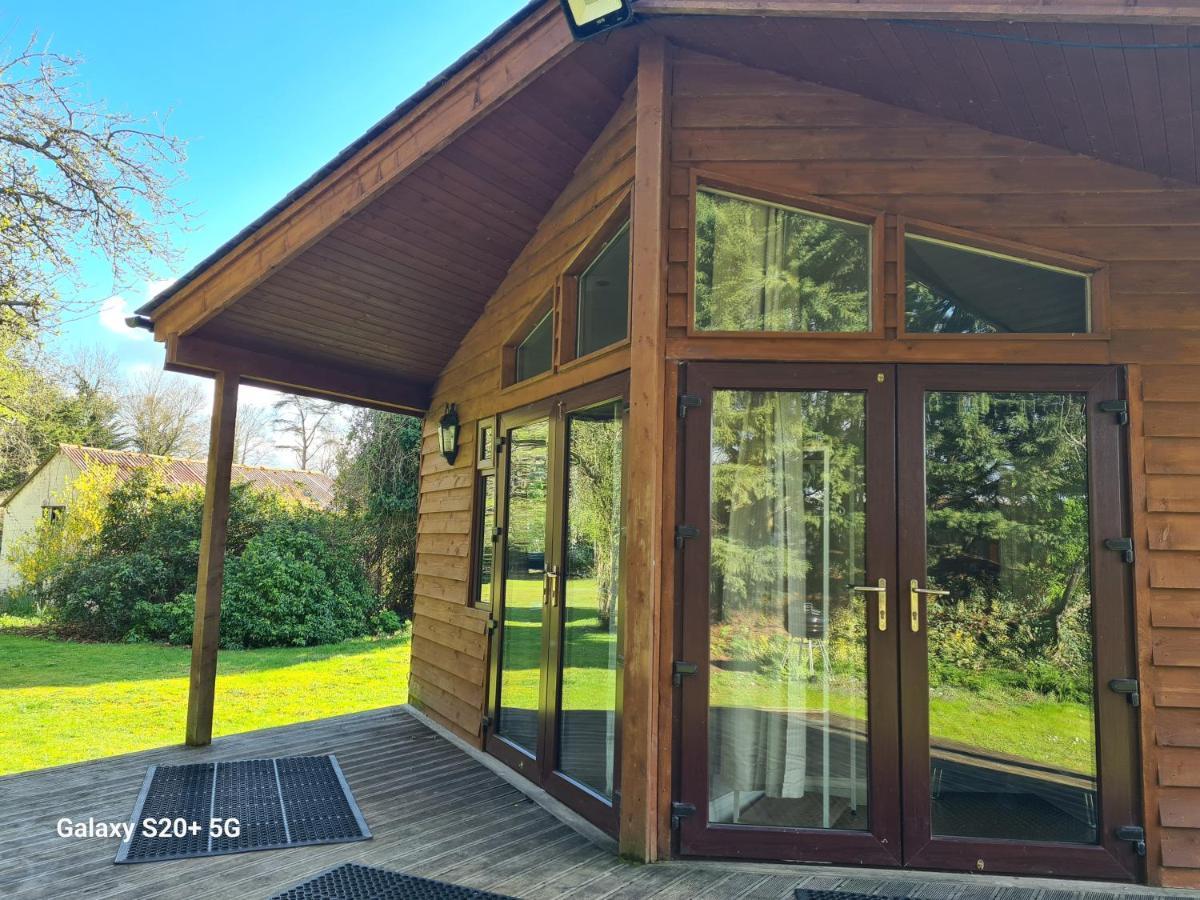 The Reading Whole Chalet With Lake And Two Acre Gardens Extérieur photo