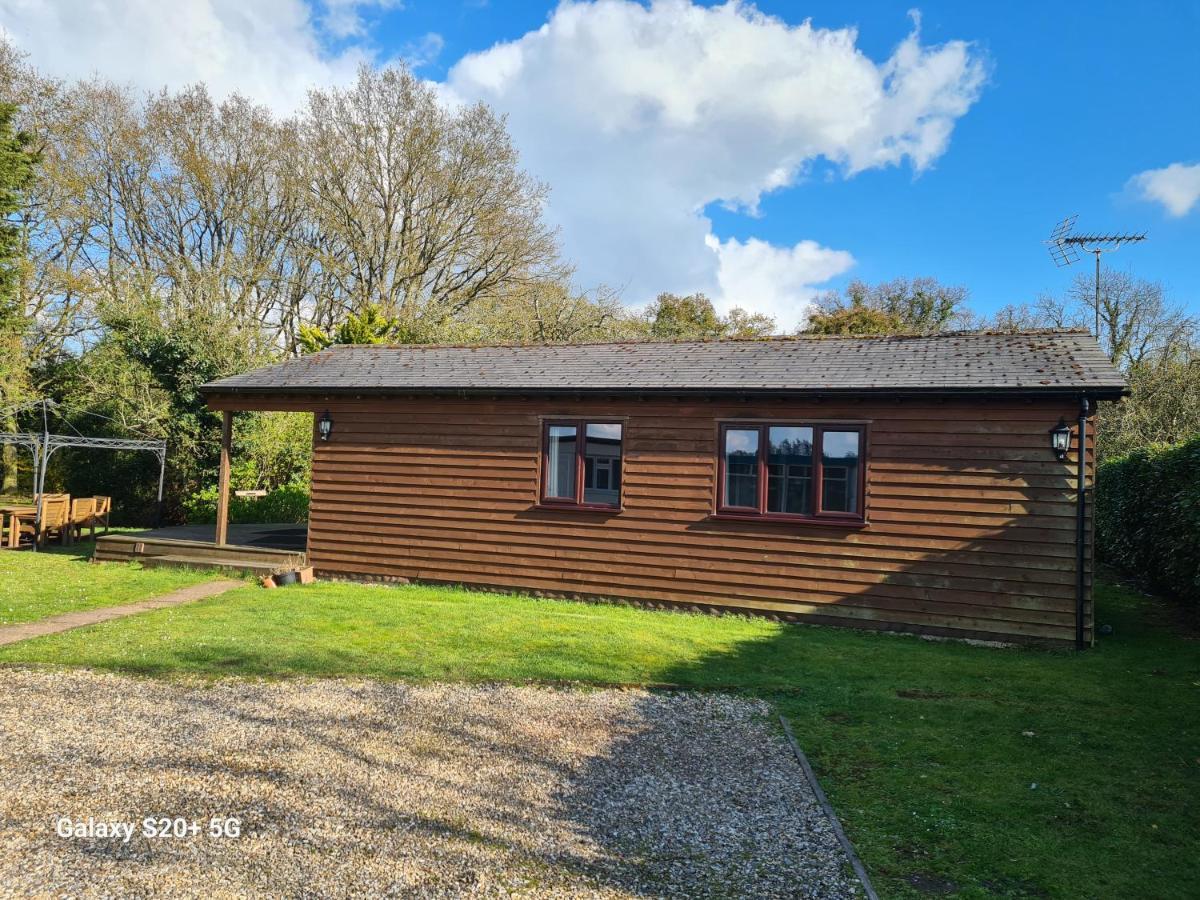 The Reading Whole Chalet With Lake And Two Acre Gardens Extérieur photo