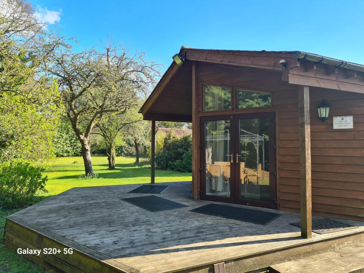 The Reading Whole Chalet With Lake And Two Acre Gardens Extérieur photo